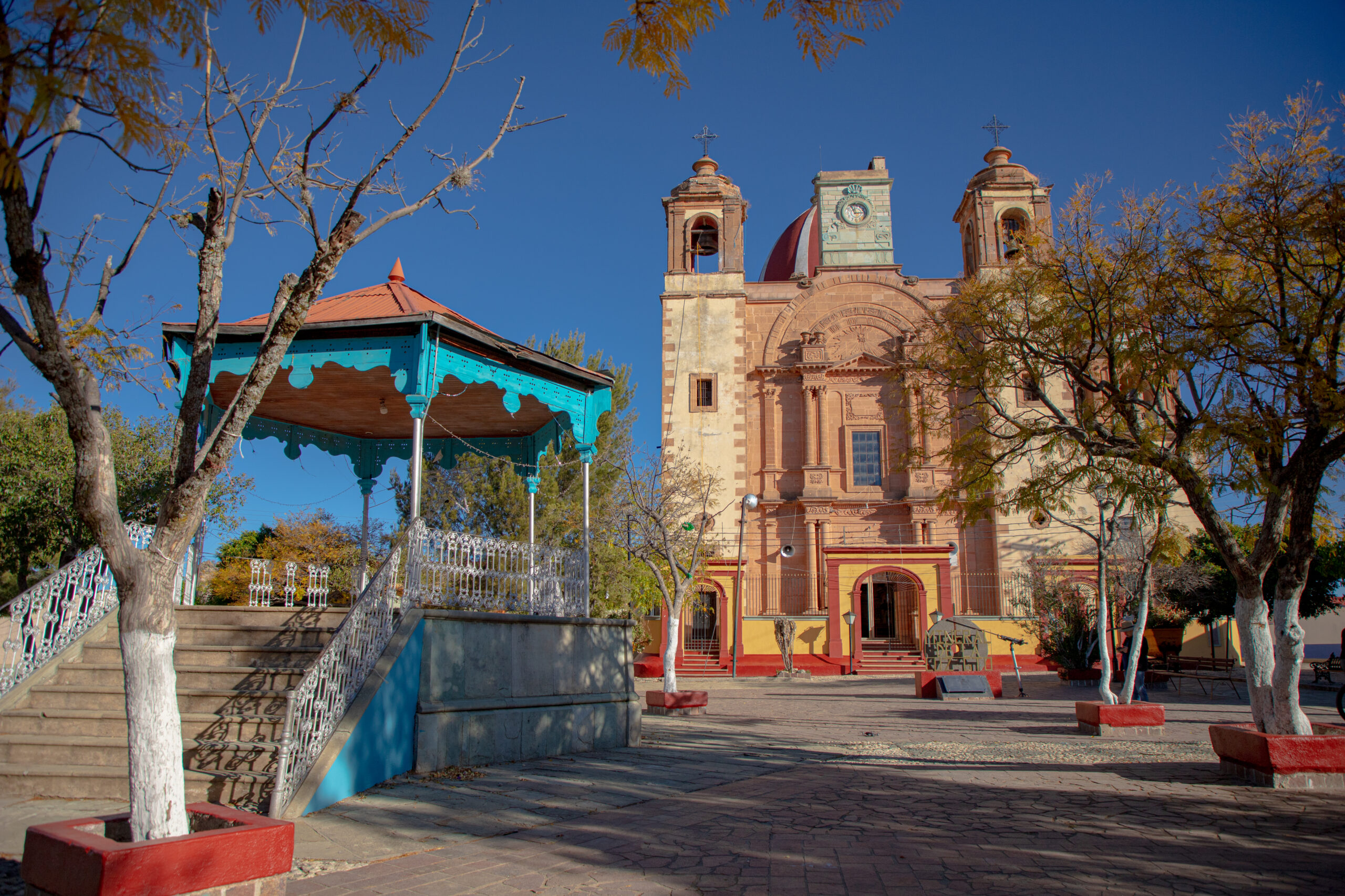 Kiosko y parroquia del Barrio Mágico